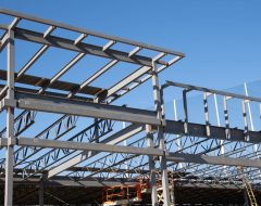 Quando vale a pena usar estrutura metálica em construções comerciais - STRUKT Engenharia