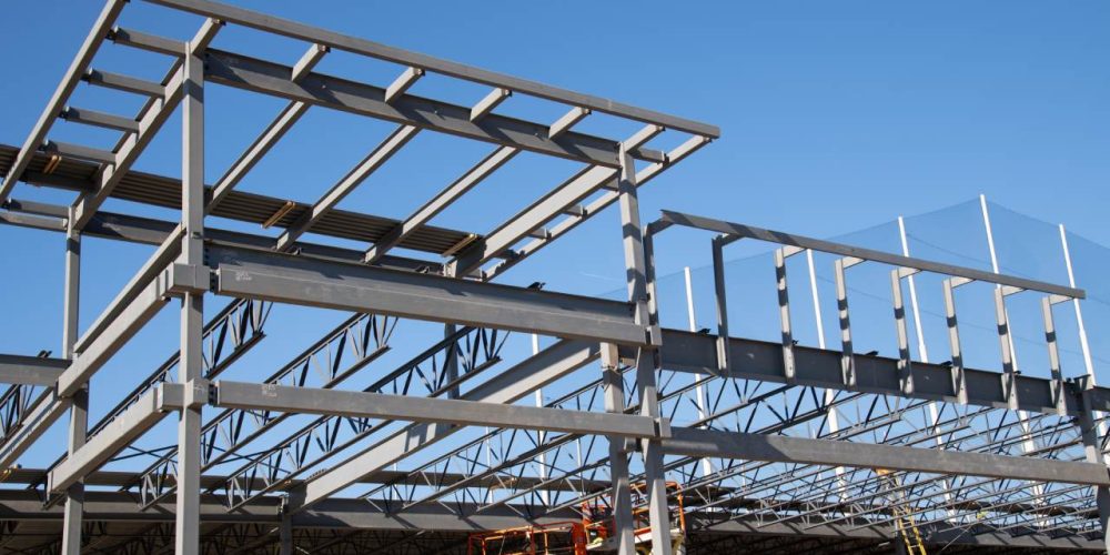 Quando vale a pena usar estrutura metálica em construções comerciais - STRUKT Engenharia